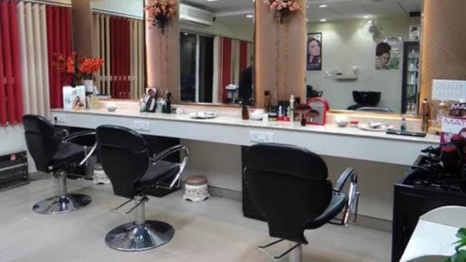 Cuts N Bangs Unisex Salon Phase-5 Mohali