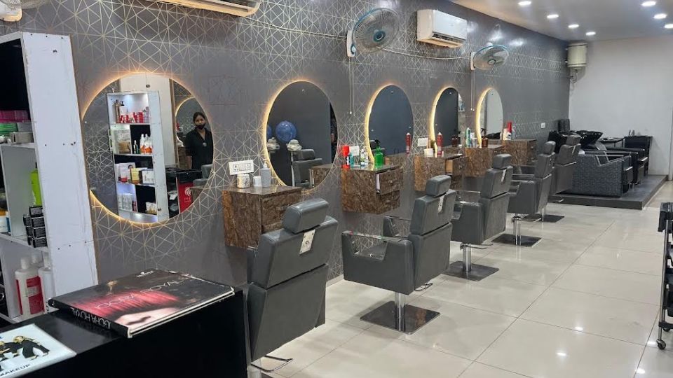 Tress Master Unisex Salon VIP Road Zirakpur