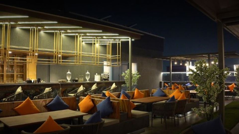 Skye Woods Lounge & Bar -Dreamz Inn & Suite Dhakoli Zirakpur