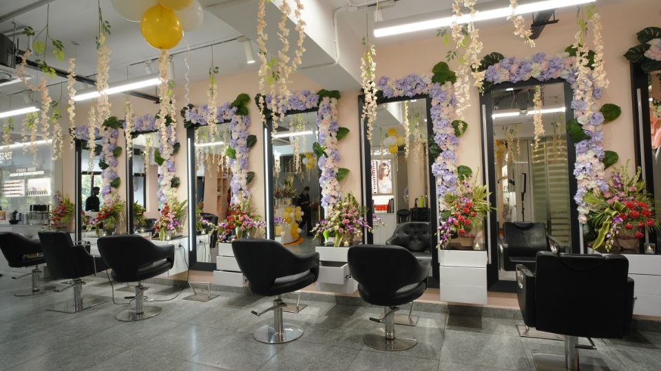 Meenakshi Dutt Makeovers - 35C Chandigarh Sector-35 Chandigarh
